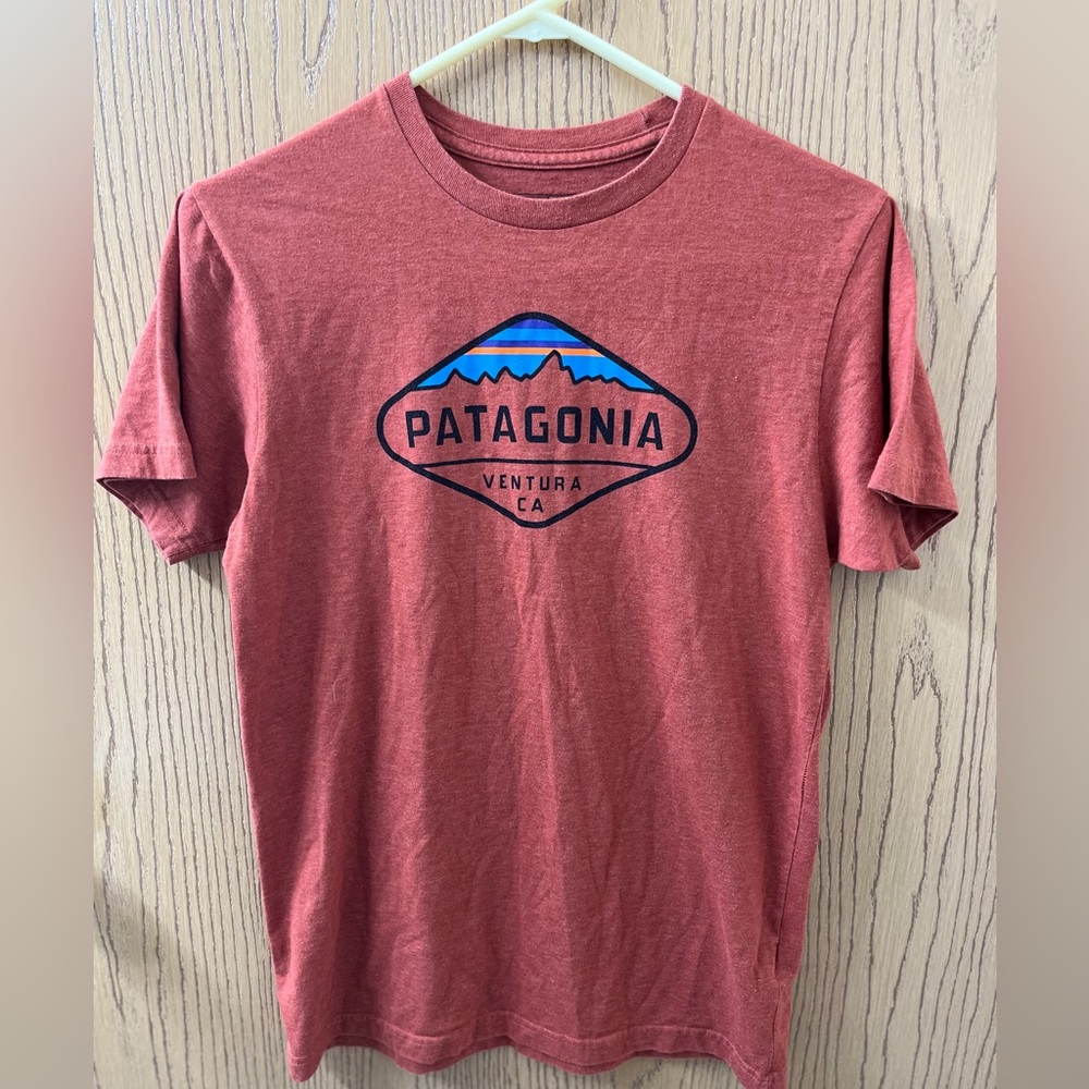Patagonia Men’s Rust Red Ventura California Logo T-Shirt Size Small Slim Fit
